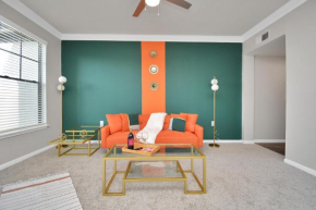 Luxury apt med center queen bed free parking with beautiful pool